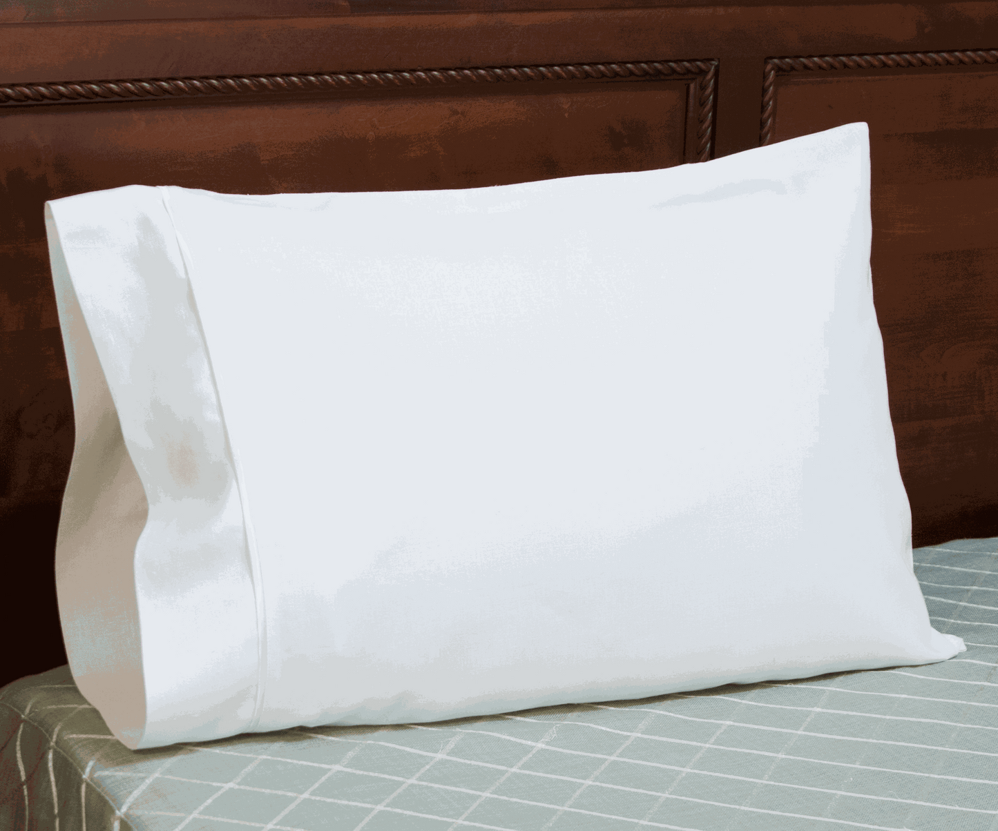 Moisture-wicking cooling pillowcase - in Standard size white
