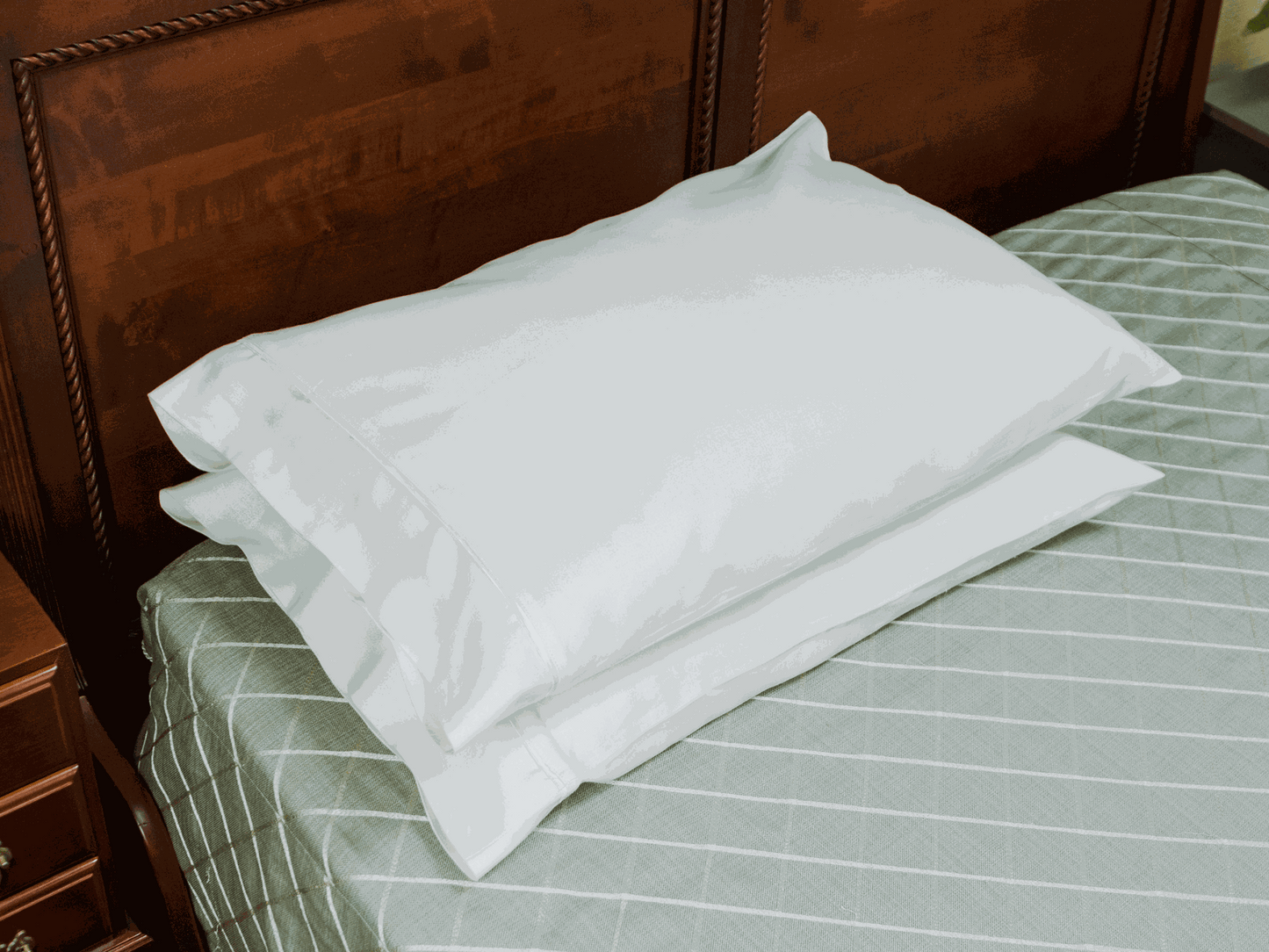 Moisture-wicking cooling pillowcases in white, standard size
