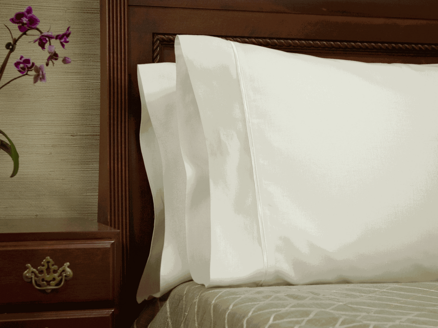 moisture-wicking cooling pillowcase, standard size with silk trim