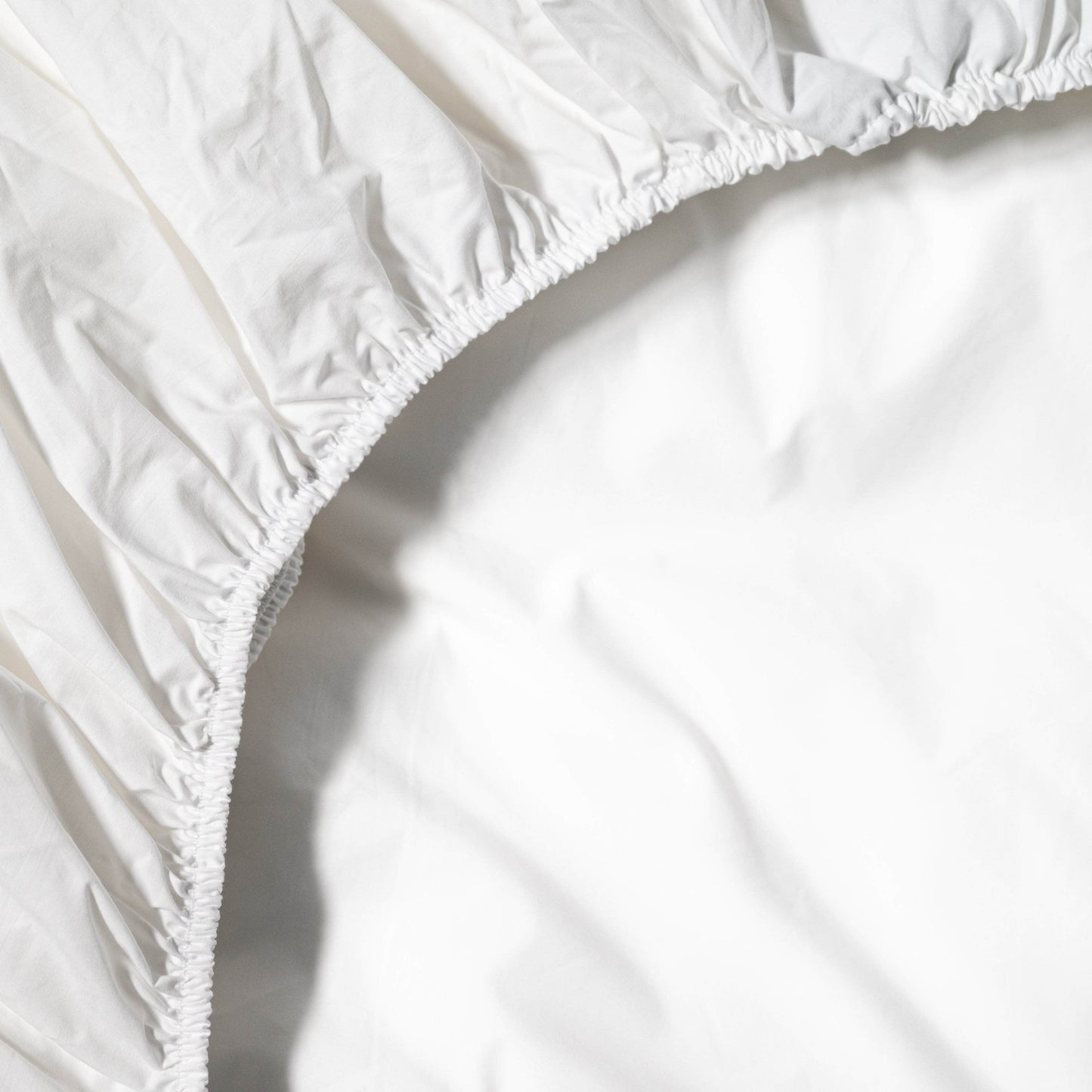 Essential Organic Percale fitted sheet made of 100% GOTS-certified organic cotton with crisp, breathable matte finish