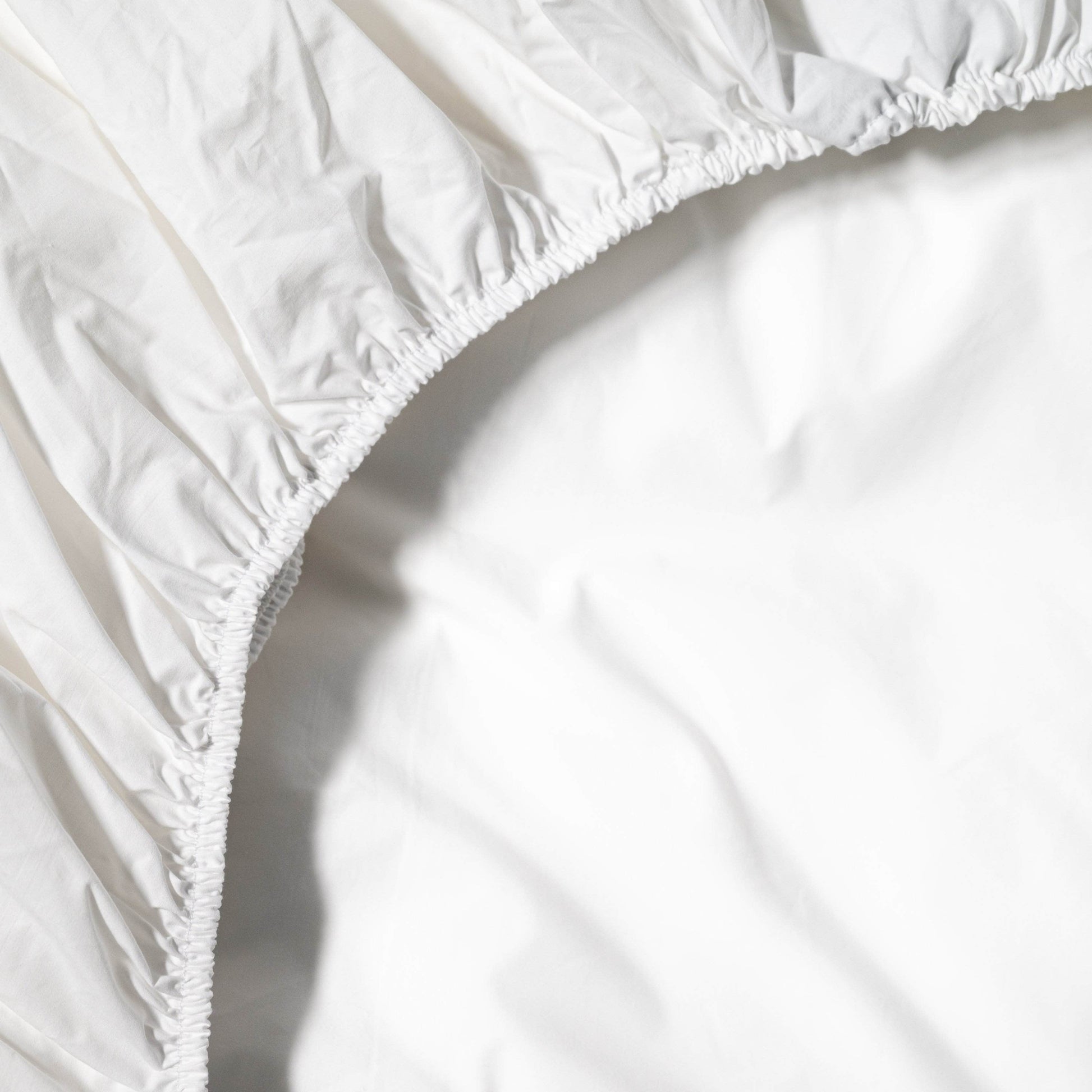 Essential Organic Percale fitted sheet made of 100% GOTS-certified organic cotton with crisp, breathable matte finish