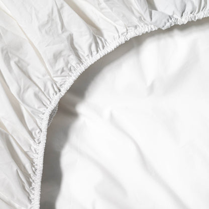 Essential Organic Percale fitted sheet made of 100% GOTS-certified organic cotton with crisp, breathable matte finish